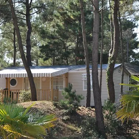 مكان تخييم Camping Domaine Des Pins **** La Parée Preneau