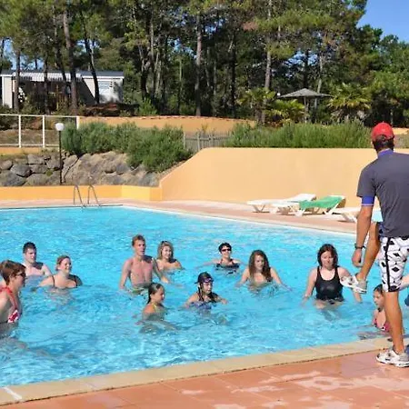 مكان تخييم Camping Domaine Des Pins **** La Parée Preneau